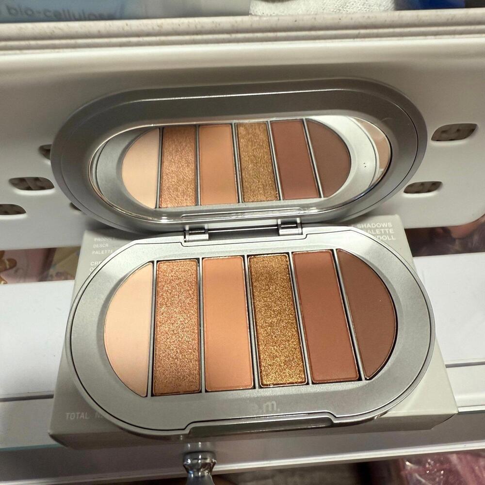 R.e.m Beauty eyeshadow palette